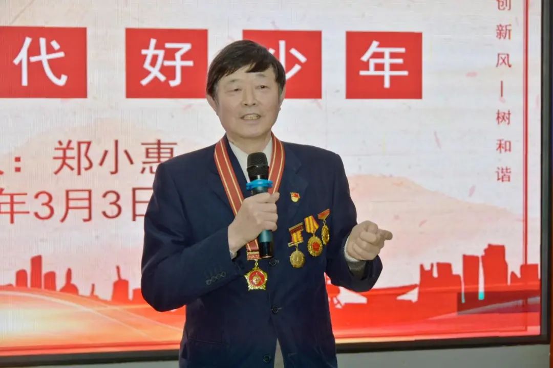 春風(fēng)十里，不如學(xué)雷鋒的你